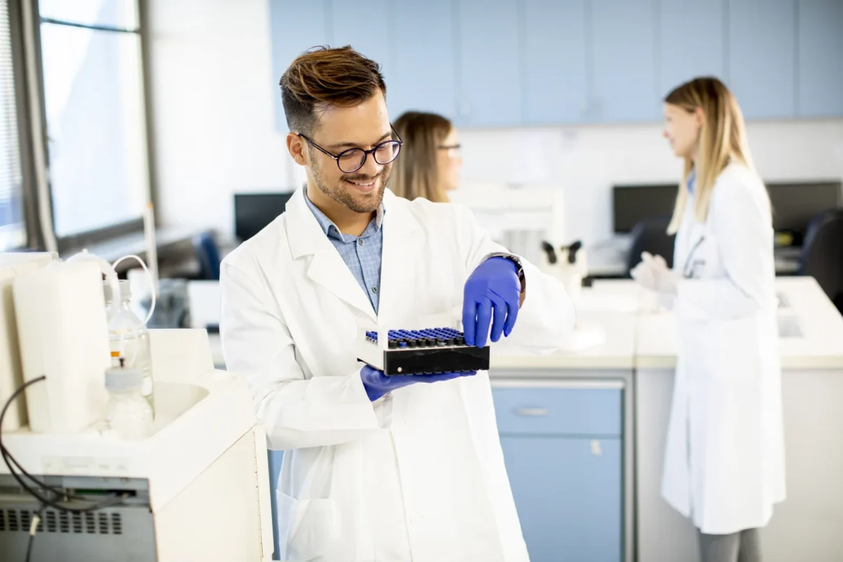 Onderzoeker analyseert vloeistofmonsters in een laboratorium