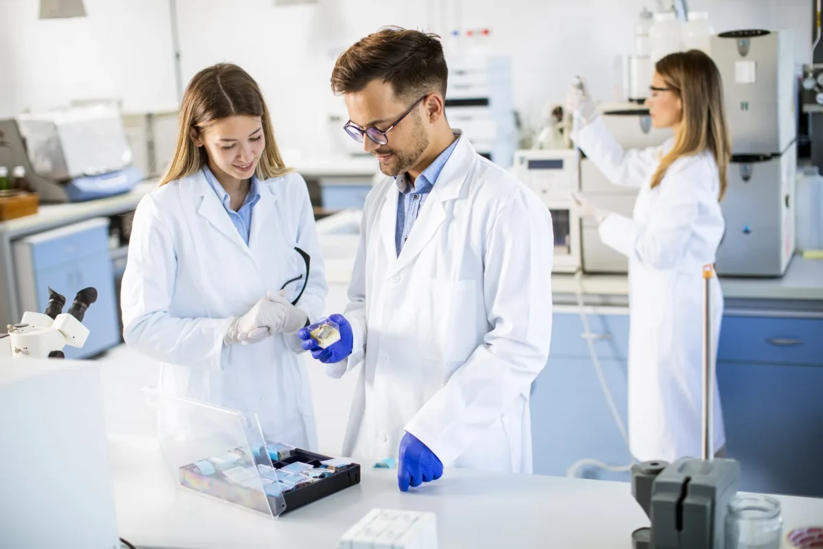 Onderzoekers analyseren chemische data in een laboratorium
