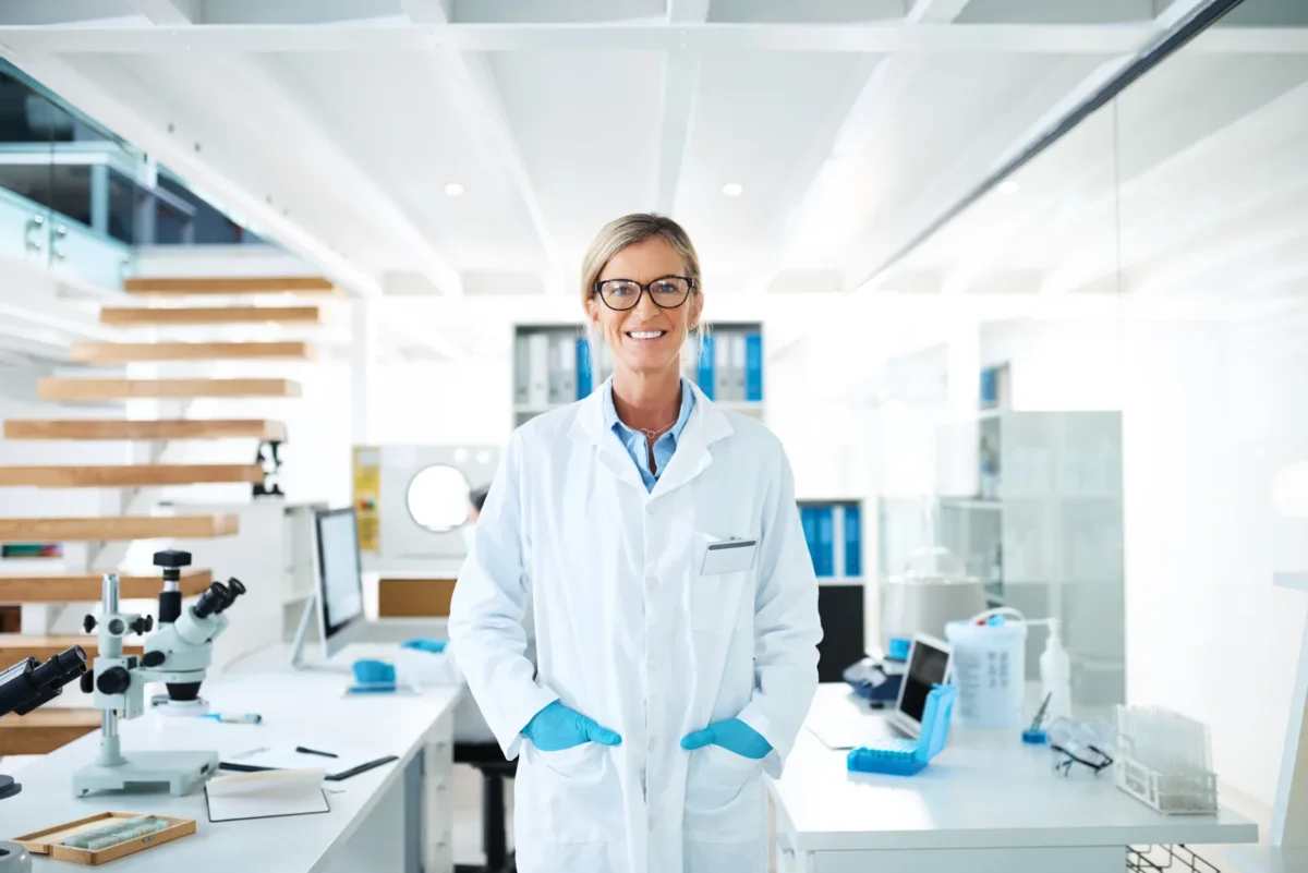 Wetenschapper voert een experiment uit in het laboratorium